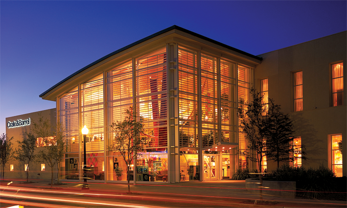 The CRL-U.S. Aluminum Series 3250 Curtain Wall System encloses the entrance of a Crate & Barrel retail store.