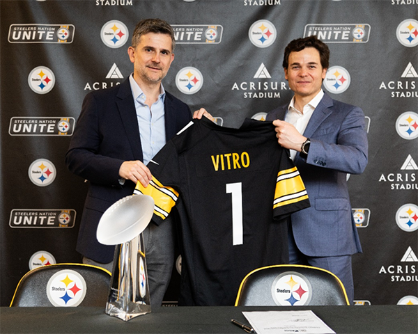 Vitro President Ricardo Maiz (left) and Sada (right) with the Vitro customized Steelers jersey.