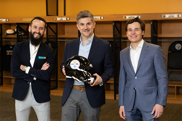 Vitro Vice President of Marketing Fernando Diez (right), Maiz and Sada inside the Steelers locker room at Acrisure Stadium. 